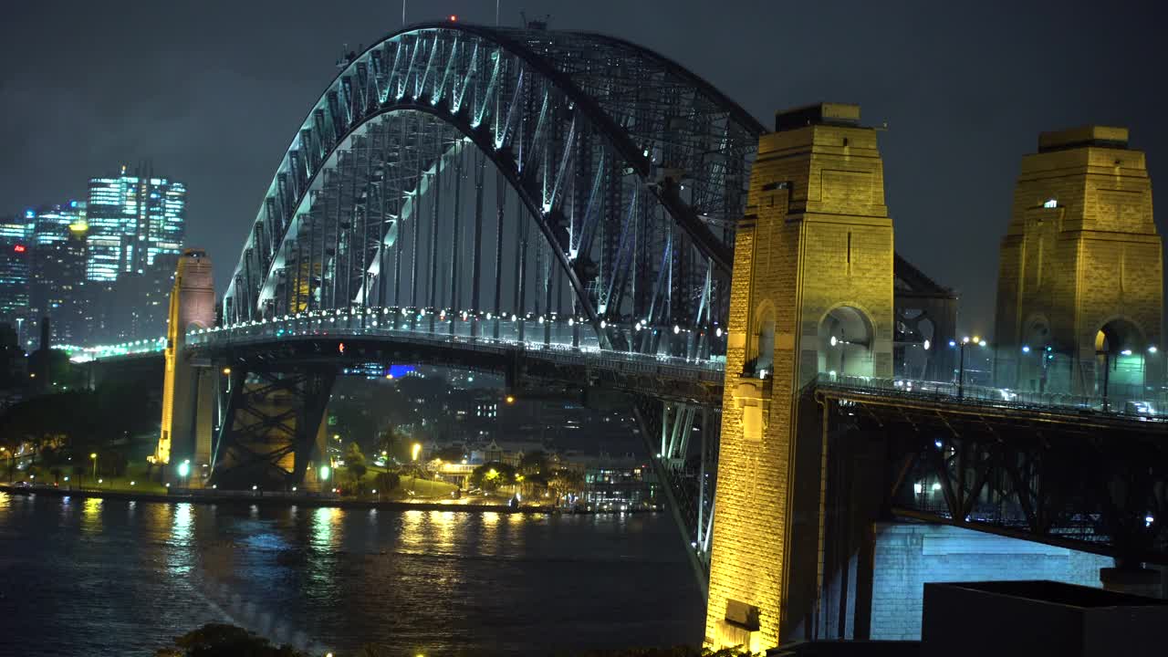 夜间车辆行驶在悉尼海港大桥周围视频素材