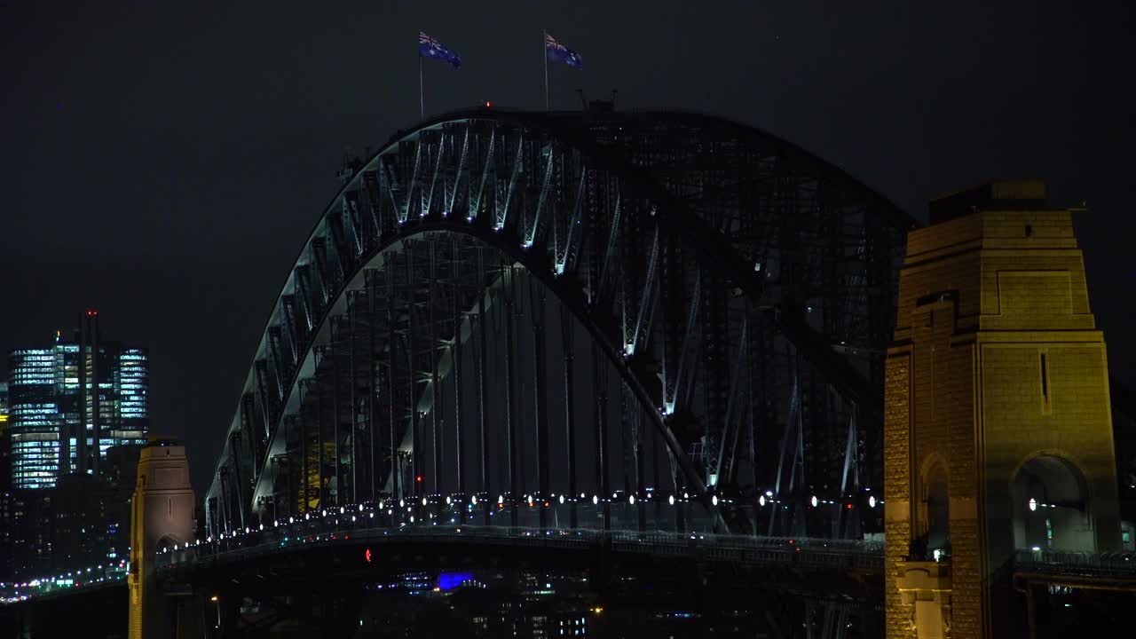 夜行在悉尼海港大桥上的通勤车辆视频素材