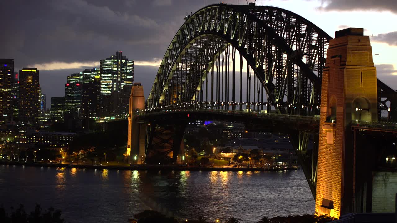 夜景摩天大楼照亮了悉尼海港大桥视频素材