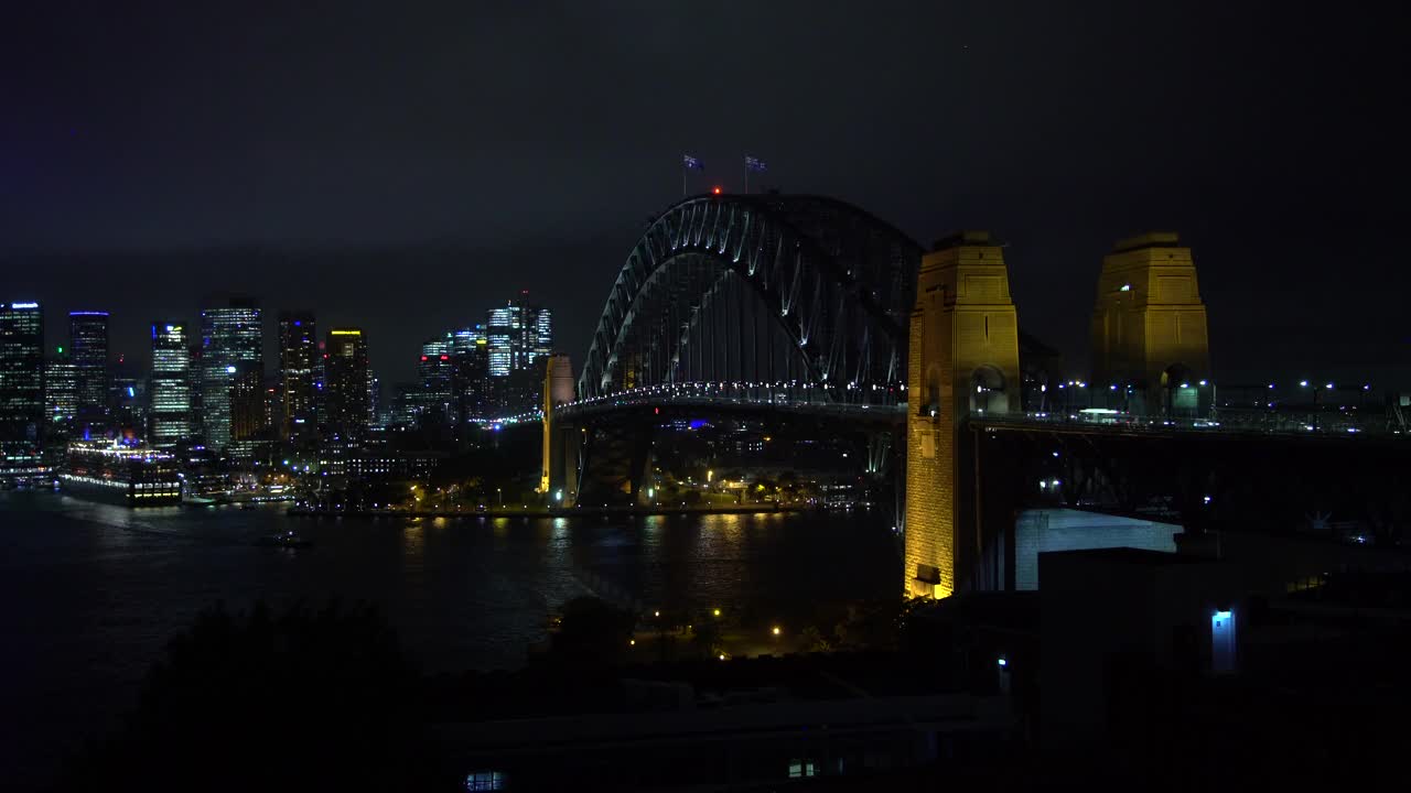 夜景通勤车辆通过悉尼海港大桥视频素材