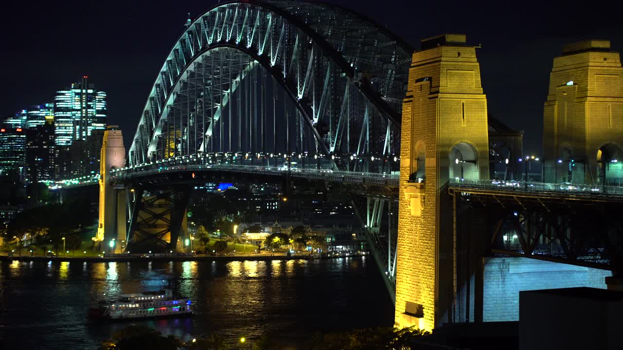 城市夜景乘船游览悉尼海港大桥视频素材