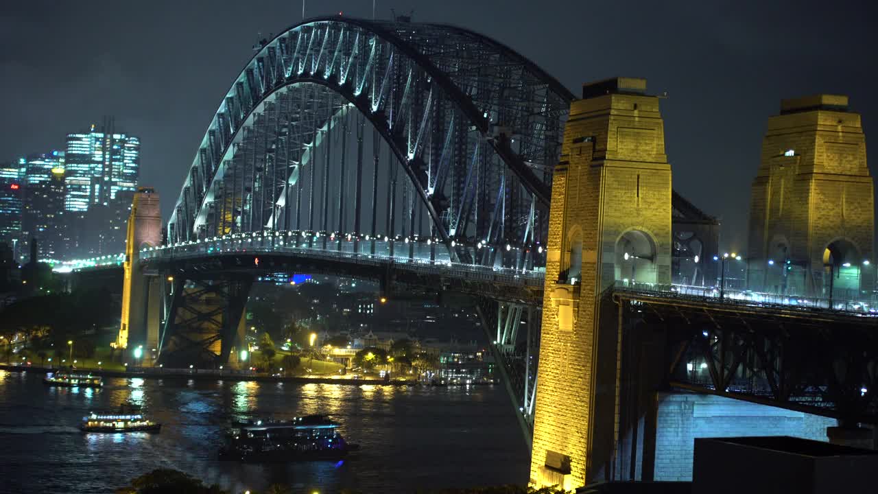 夜游悉尼海港大桥的游船视频素材