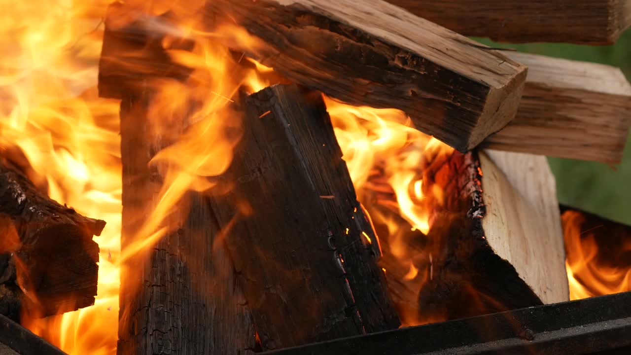 打开火，在火盆上燃烧木头。户外烹饪概念，野营厨房，篝火野餐视频素材