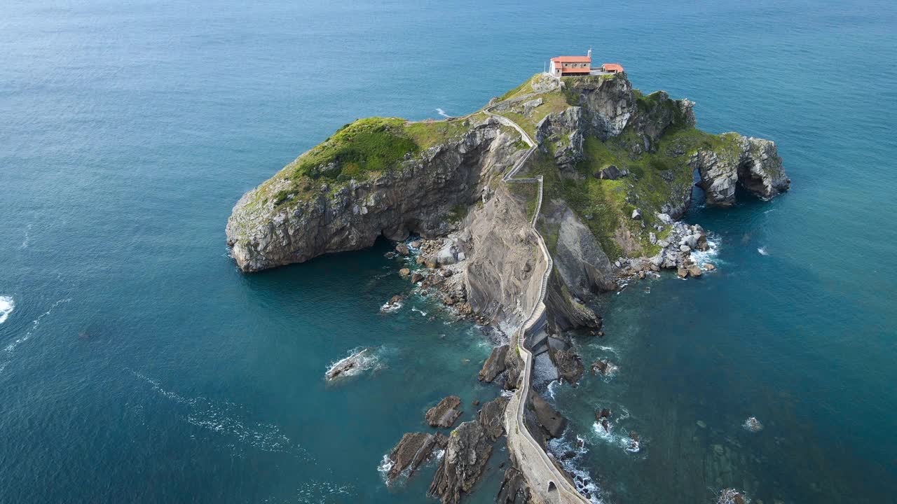 西班牙比斯开海岸，阳光明媚的一天，圣胡安德加斯特卢加特克斯岛令人惊叹的景观鸟瞰图。高质量4k素材视频素材