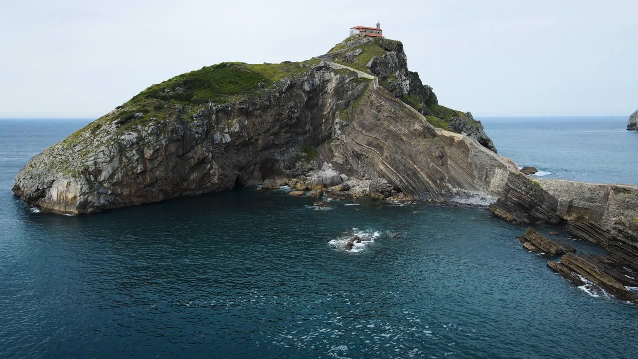 西班牙比斯开海岸，阳光明媚的一天，圣胡安德加斯特卢加特克斯岛令人惊叹的景观鸟瞰图。高质量4k素材视频素材