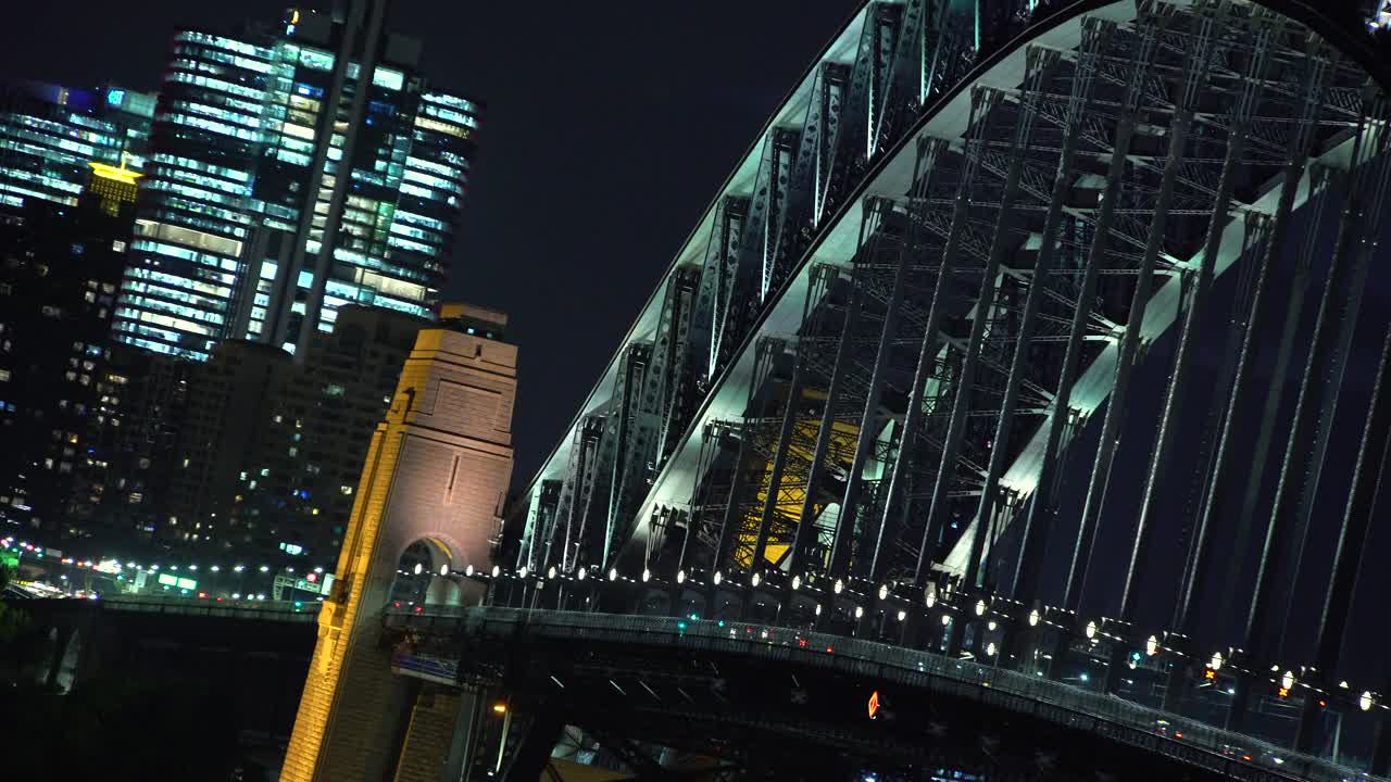 夜晚的摩天大楼和悉尼海港大桥视频素材