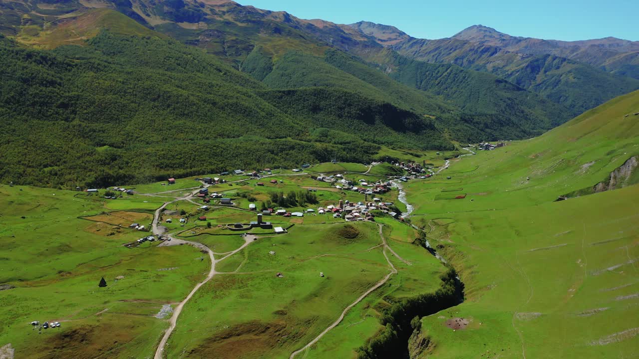 在一个阳光明媚的夏日，俯瞰高山村庄。视频素材