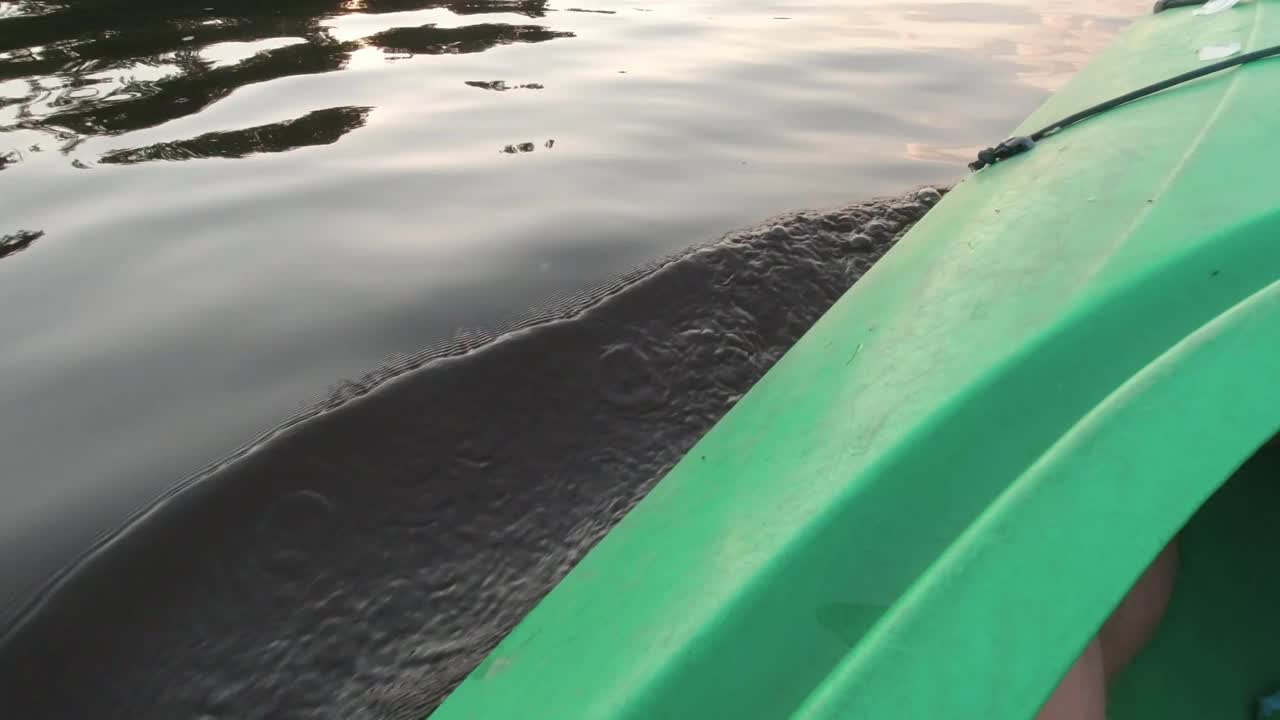 漂浮在水面上的小船特写视频素材