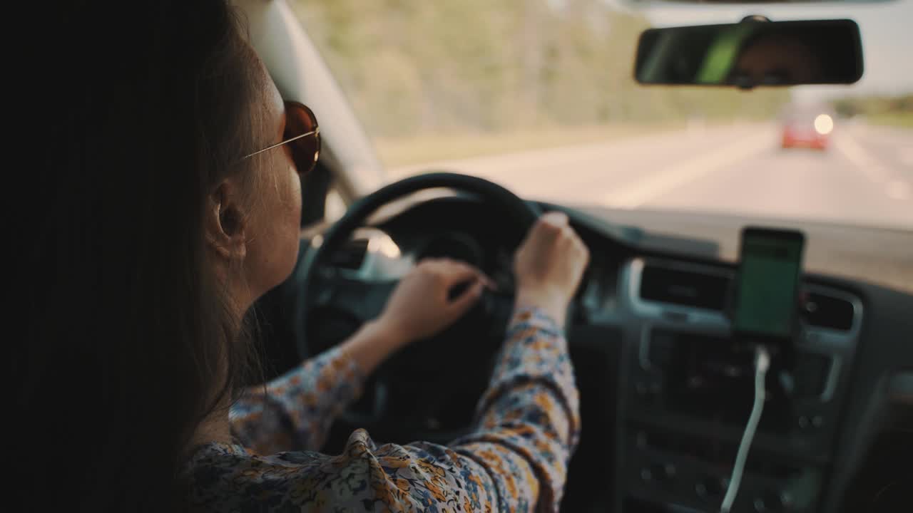 女人在夏天开车。视频素材