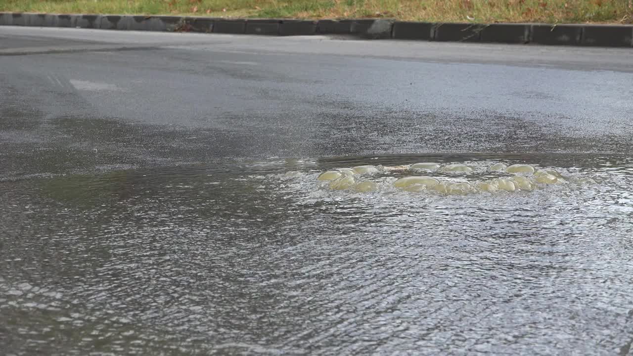 水管破裂，水从路上喷涌而出视频素材