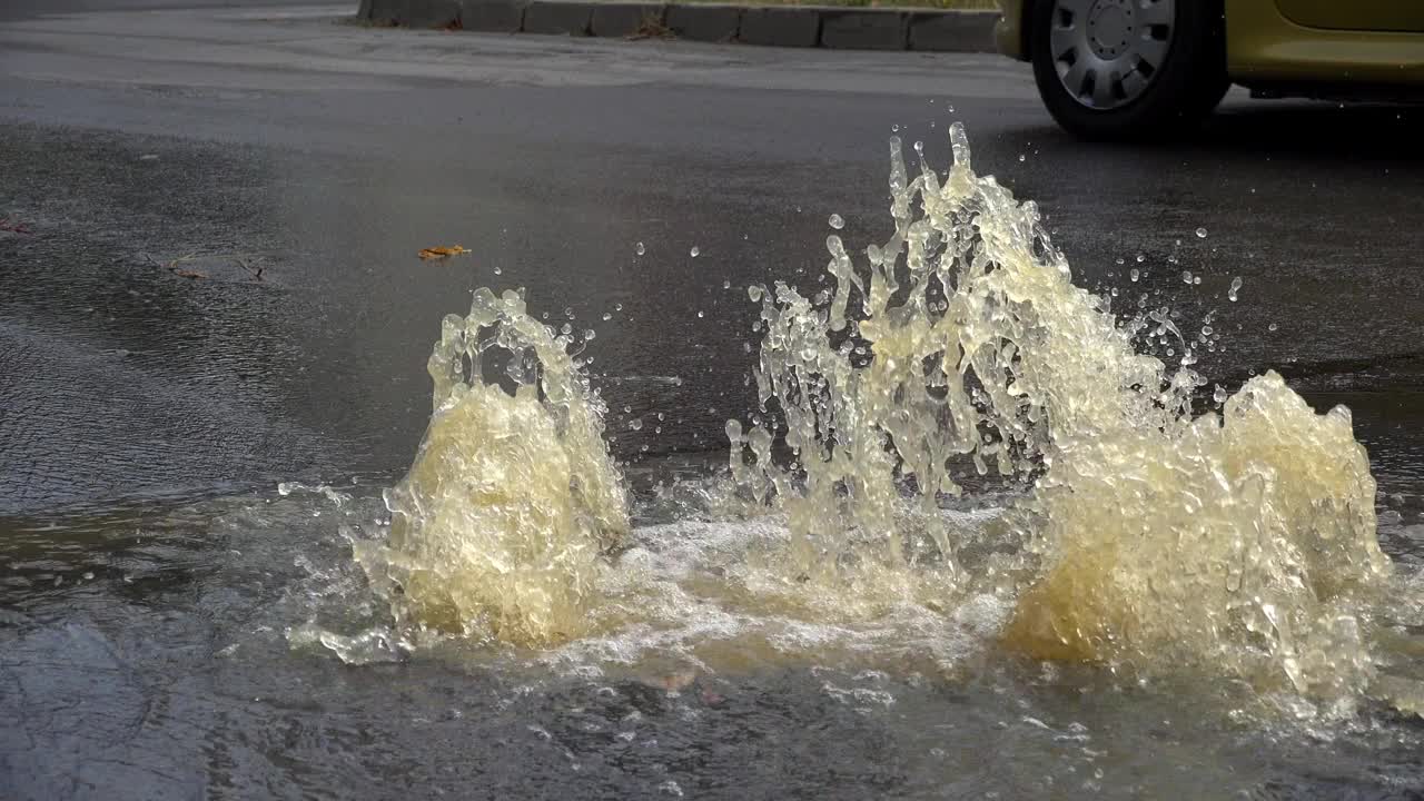 水管破裂，水从路上喷涌而出视频素材