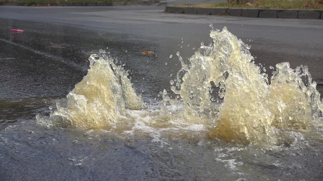 水管破裂，水从路上喷涌而出视频素材