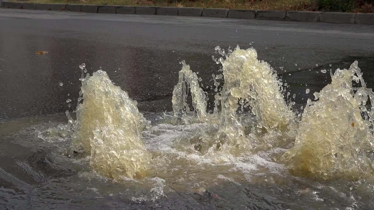 水管破裂，水从路上喷涌而出视频素材