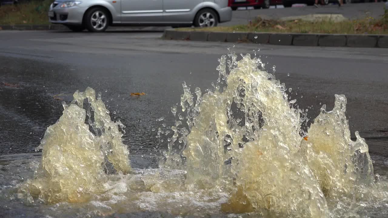 水管破裂，水从路上喷涌而出视频素材