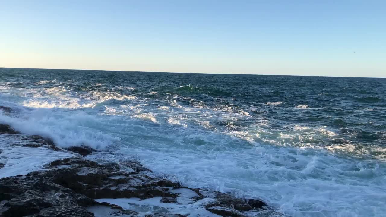 冲击着海岸岩石的巨浪视频素材