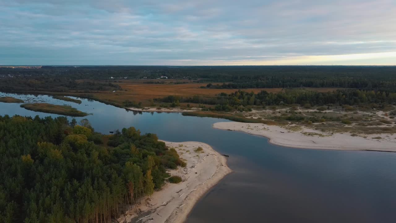 高加河流入里加的波罗的海海湾，秋日黄昏。无人机俯视图视频素材