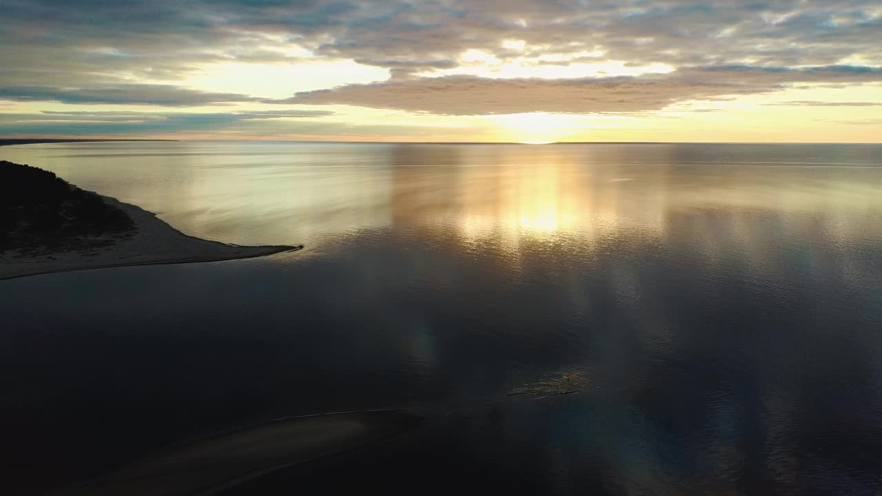 高加河流入里加的波罗的海海湾，秋日黄昏。无人机俯视图视频素材