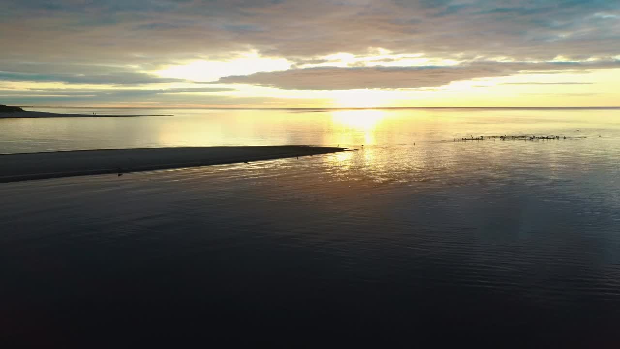 高加河流入里加的波罗的海海湾，秋日黄昏。无人机俯视图视频素材