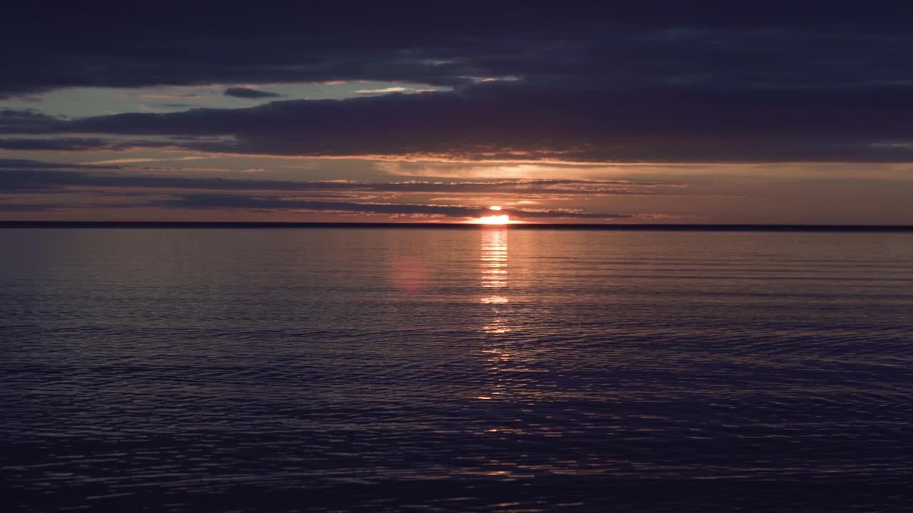 高加河流入里加的波罗的海海湾，秋日黄昏。视频素材