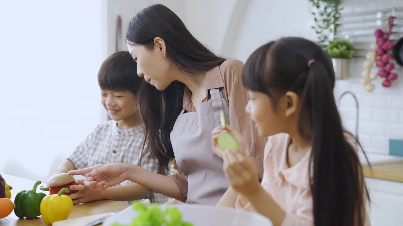 妈妈和孩子一起在家做饭。视频素材