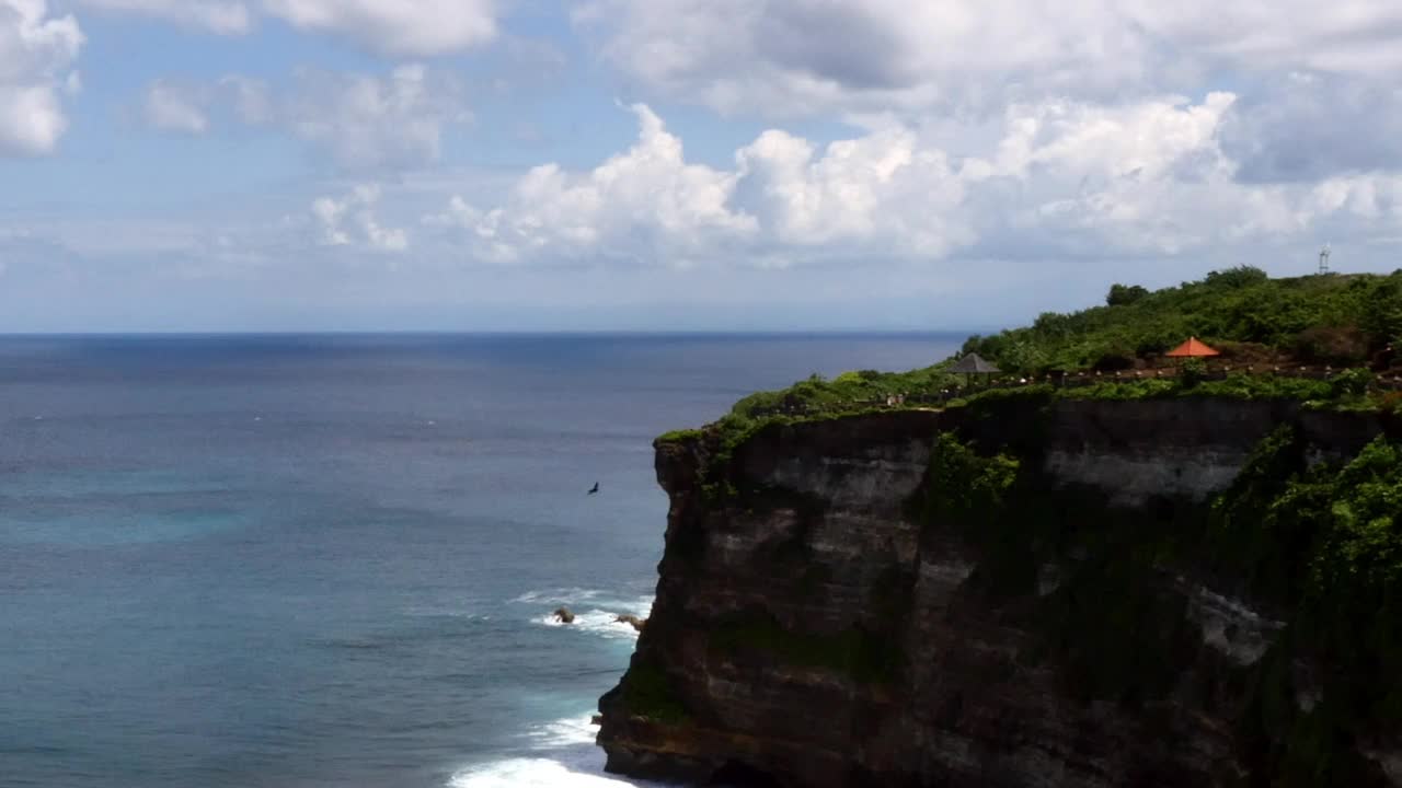 印度尼西亚的海浪海滩。视频素材