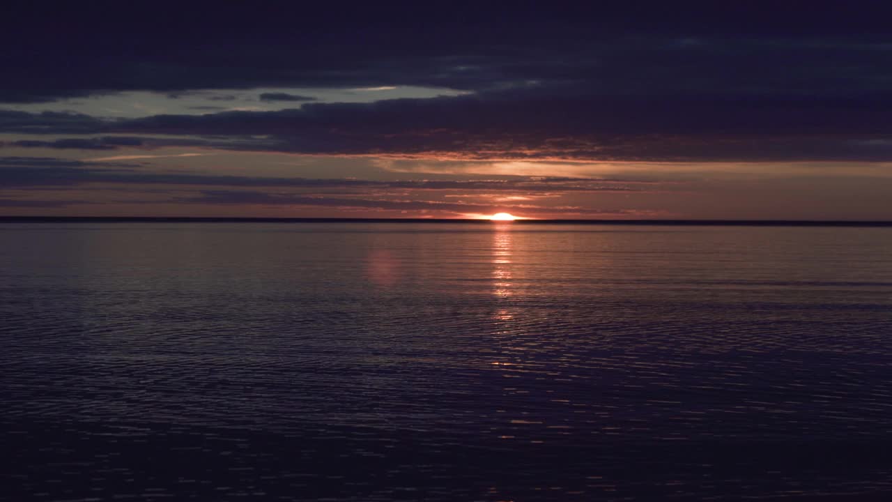 高加河流入里加的波罗的海海湾，秋日黄昏。视频素材