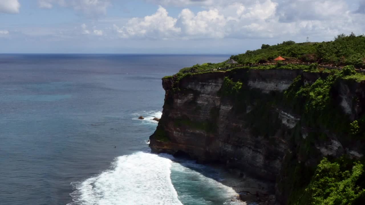 印度尼西亚的海浪海滩。视频素材