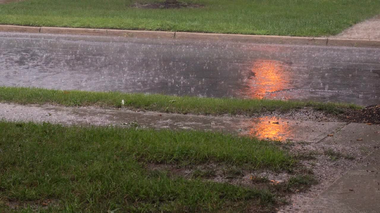 城市街道上的住宅在暴雨期间，街道在大雨后被淹没视频素材