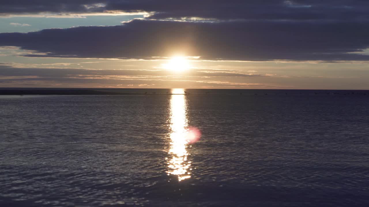 高加河流入里加的波罗的海海湾，秋日黄昏。视频素材