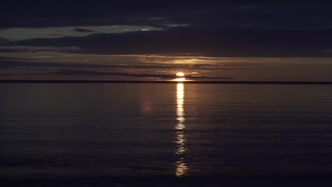 时间流逝的高加河流入波罗的海海湾的里加秋天傍晚日出。视频素材