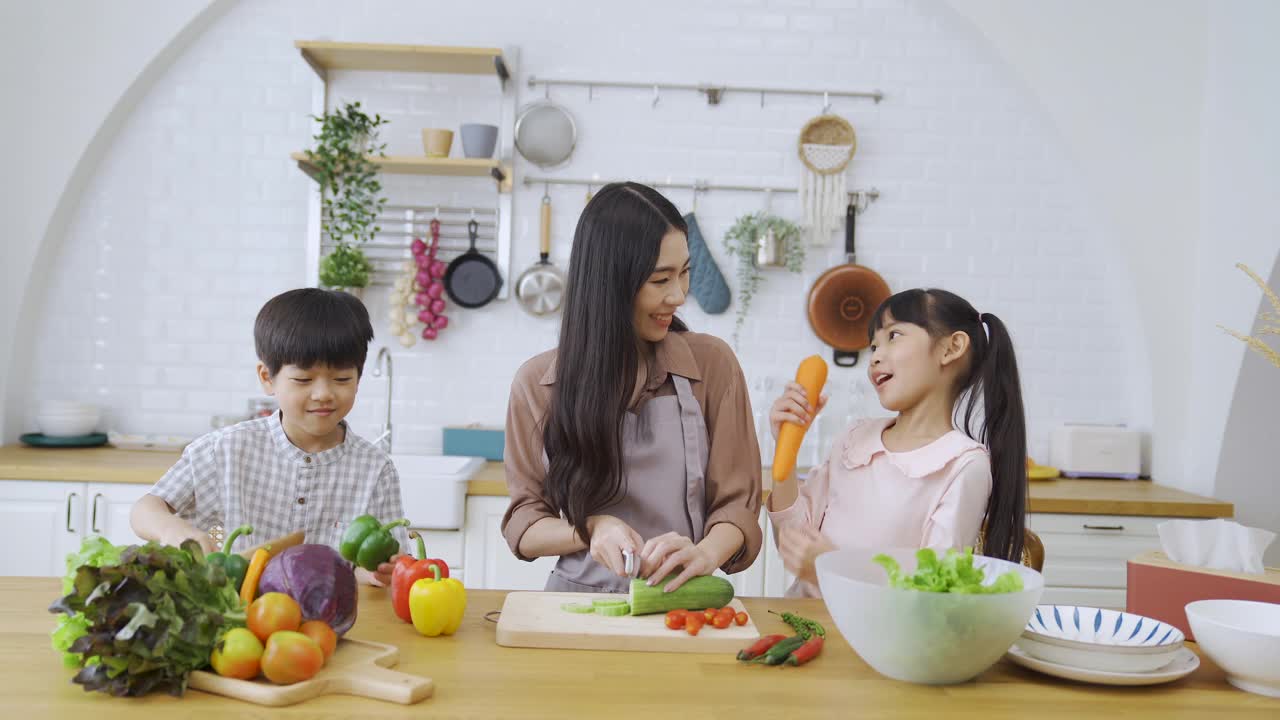 妈妈和孩子一起在家做饭。视频素材