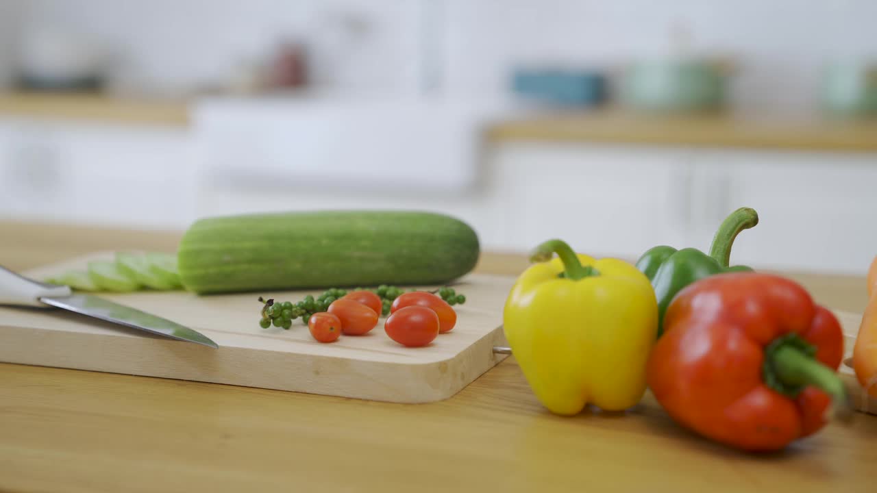 有蔬菜的厨房桌子和准备沙拉的切菜板视频素材