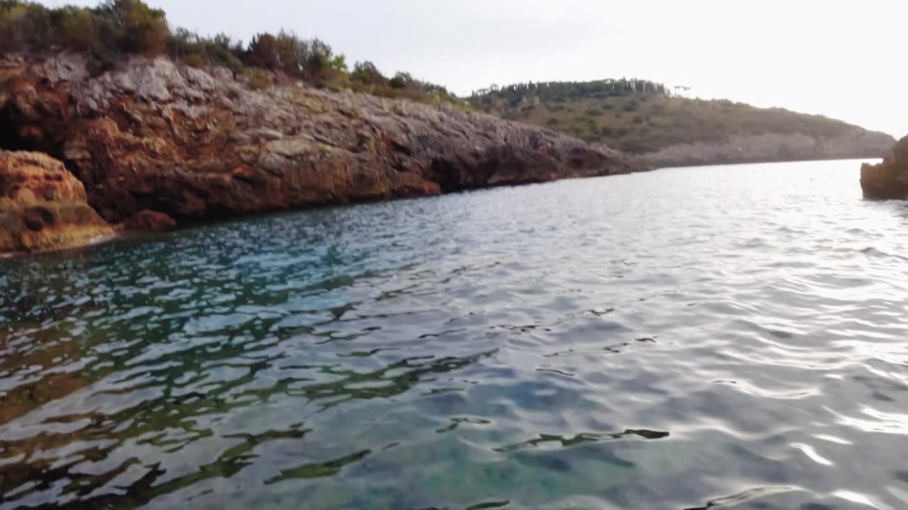 一名男子在夏日的大海中游泳和浮潜视频素材