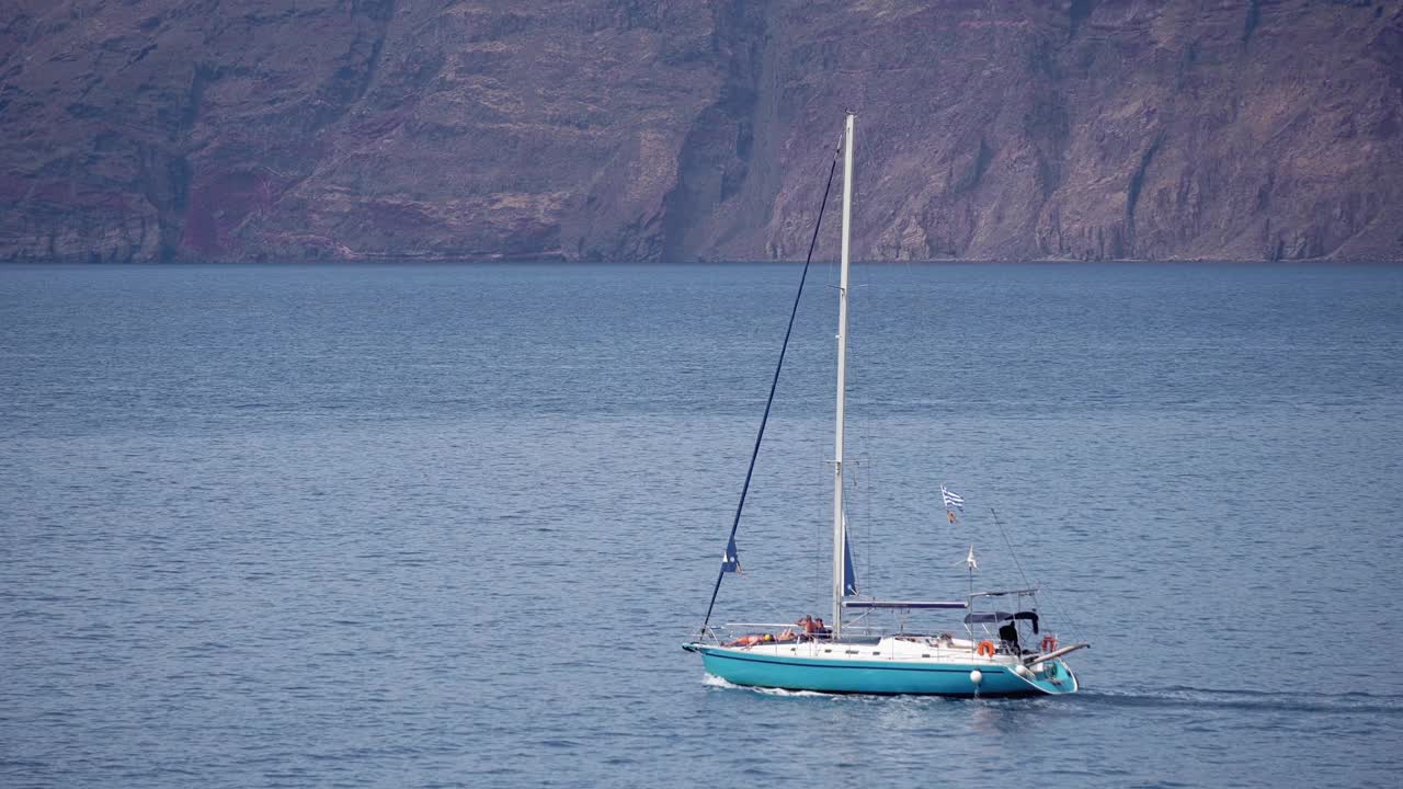 希腊圣托里尼岛火山口悬崖镇前的帆船视频素材