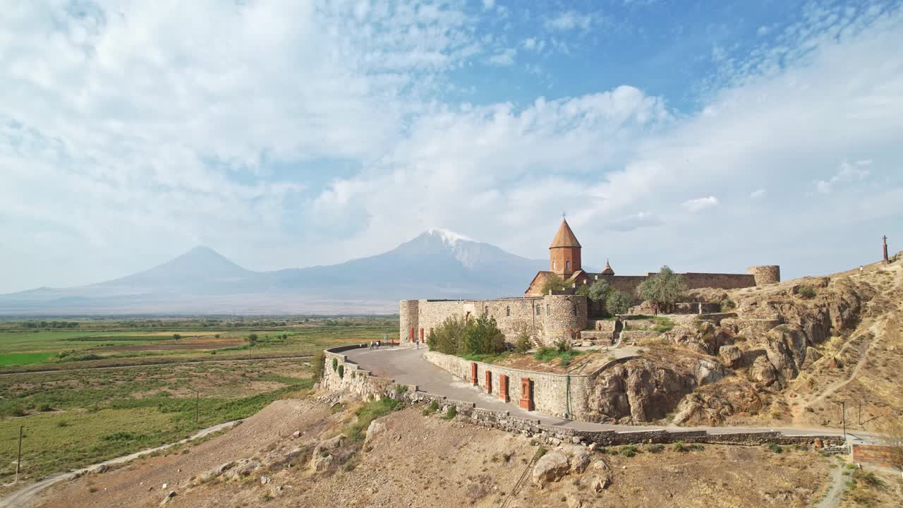 阿拉拉特山背景上的Khor Virap寺。视频素材