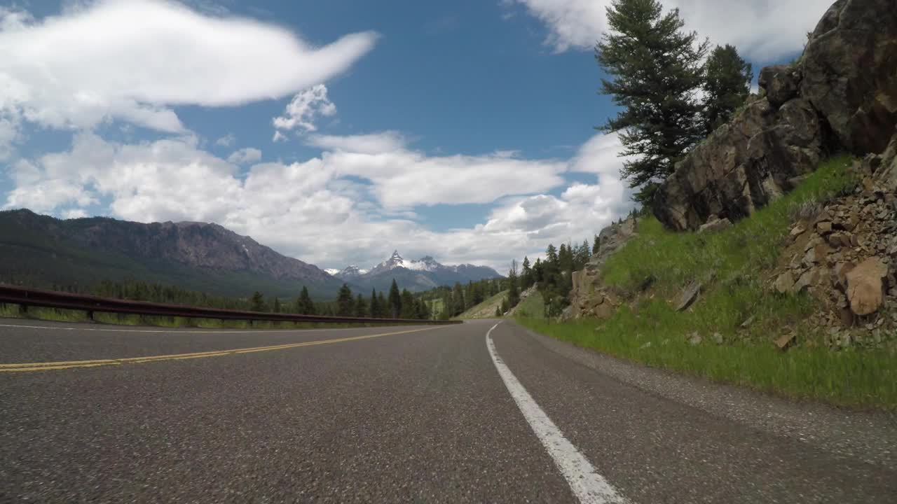 以熊图斯山脉为背景的弯曲道路视频素材