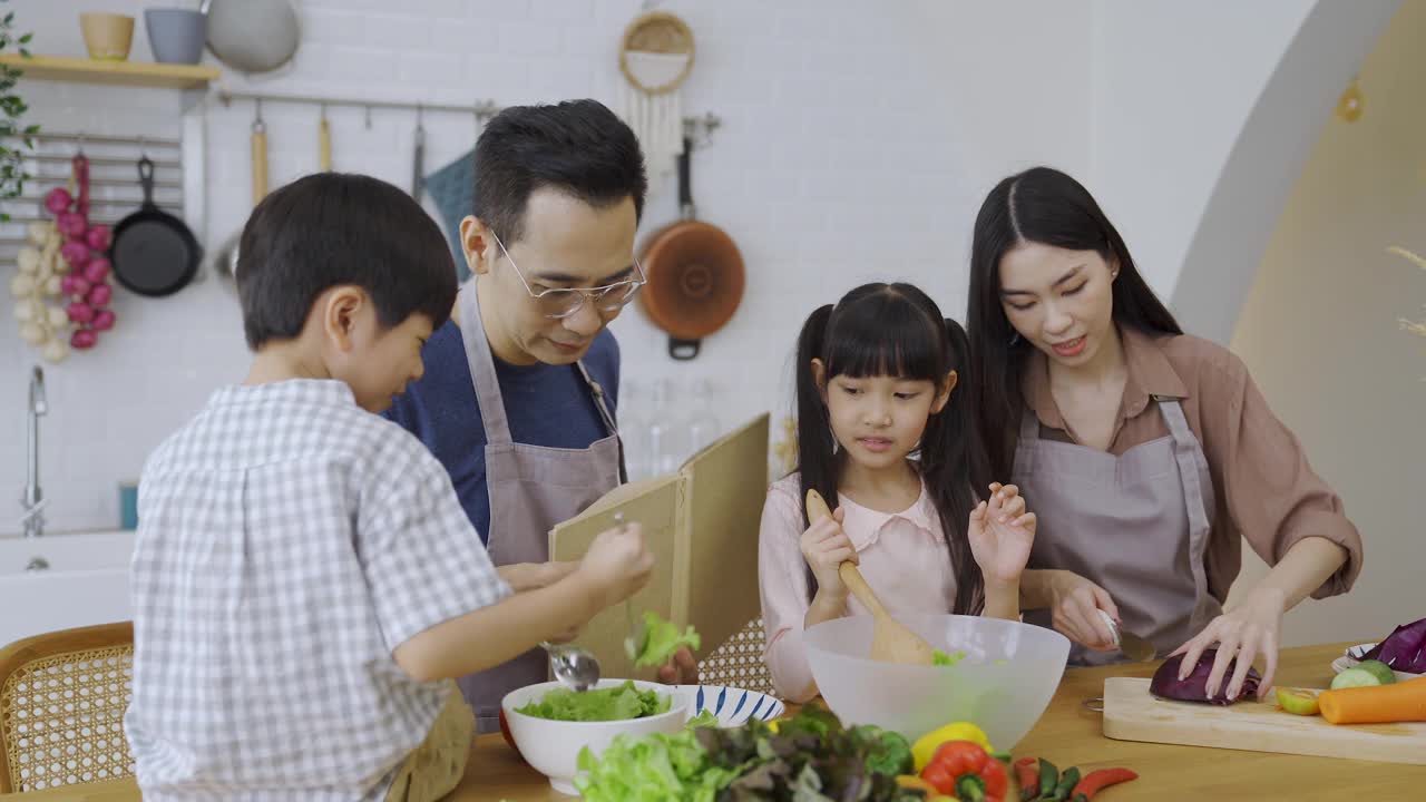 假日一家人在厨房一起做午餐。视频素材