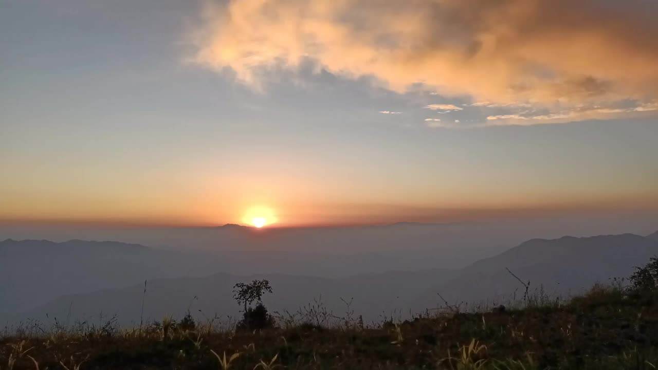 多云天气下美丽的日落视频素材