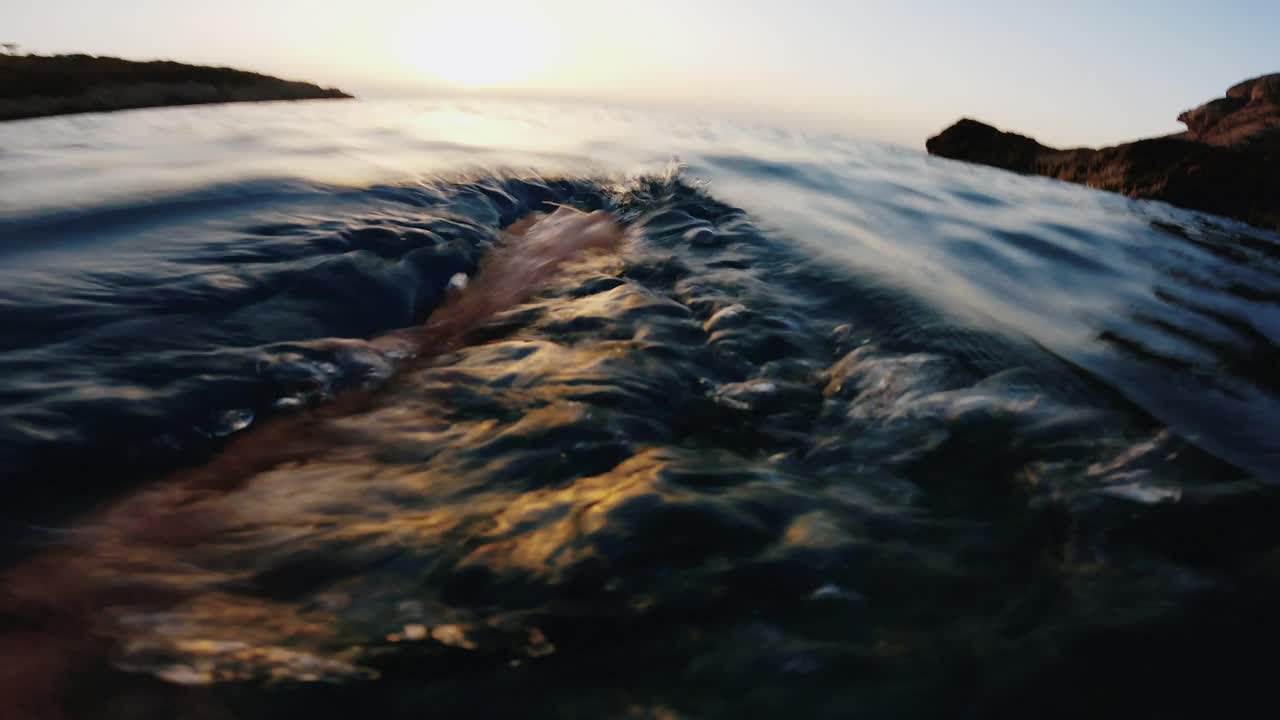 一名男子在夏日的大海中游泳和浮潜视频素材