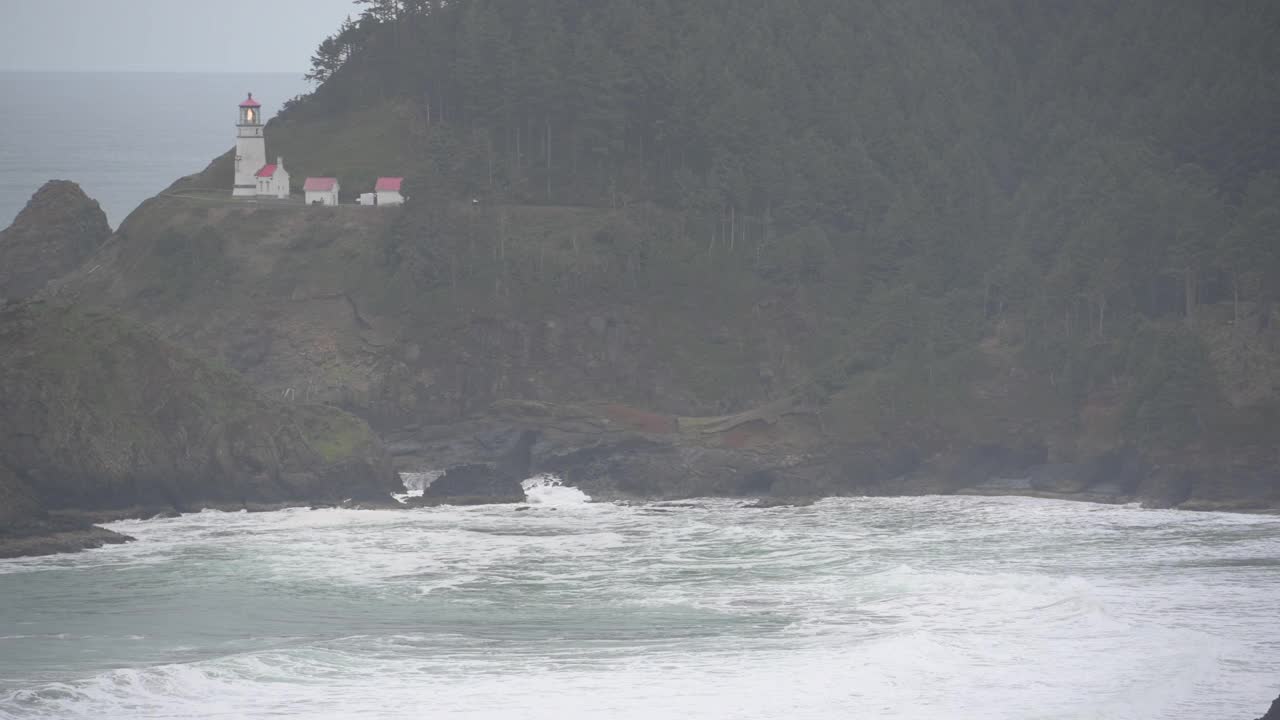 涨潮在海塞塔岬以下倾覆视频素材