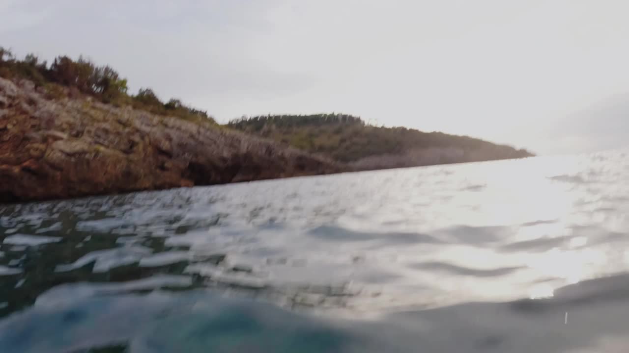 一名男子在夏日的大海中游泳和浮潜视频素材