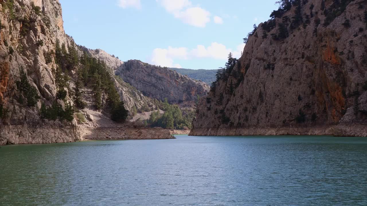 美丽的风景与湖泊和湛蓝的水在山。金牛座山峡谷的全景，土耳其视频素材