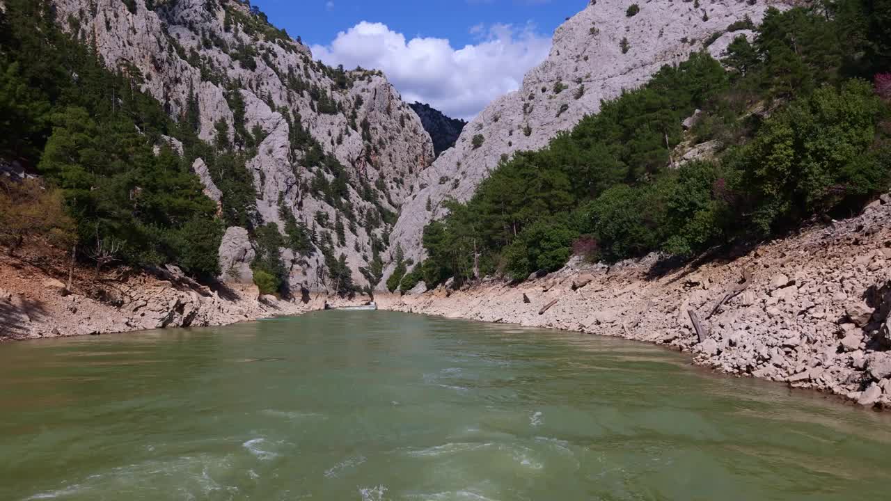 美丽的风景与湖泊和湛蓝的水在山。金牛座山峡谷的全景，土耳其视频素材