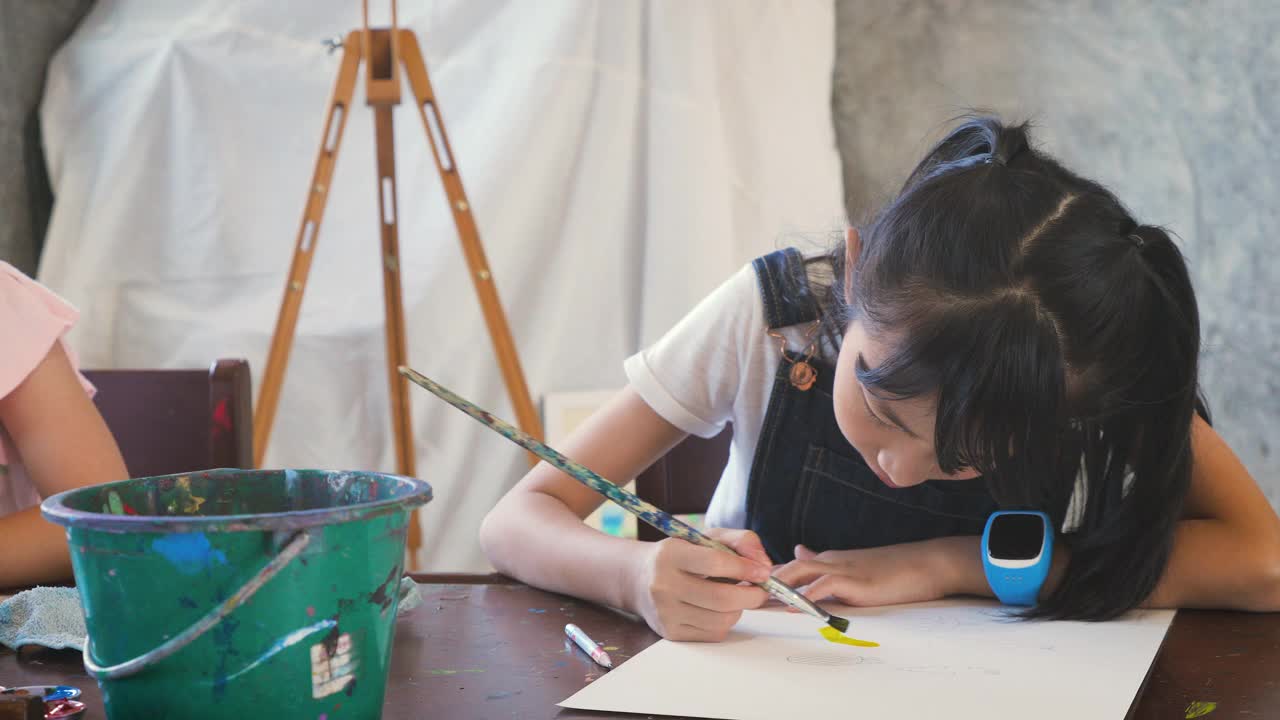 亚洲女孩在家里或小学用纸上用铅笔画画视频素材