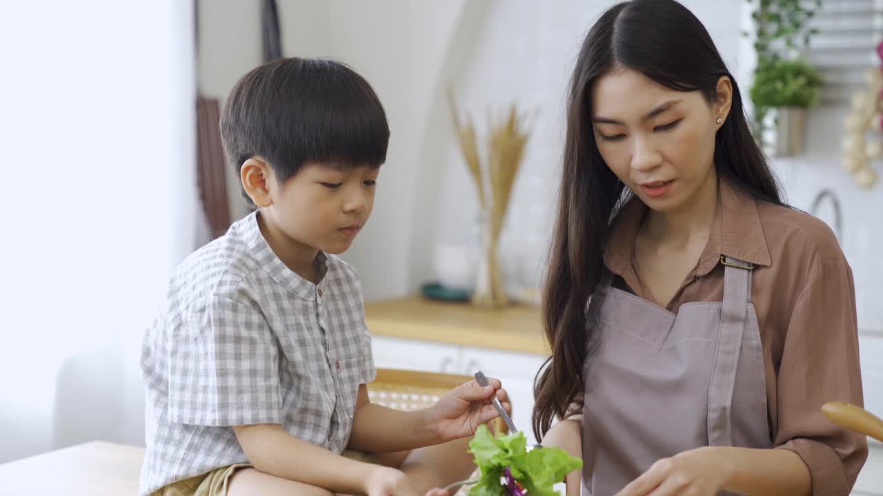 幸福的家庭，妈妈，爸爸，孩子，兄弟姐妹一起做饭。视频素材