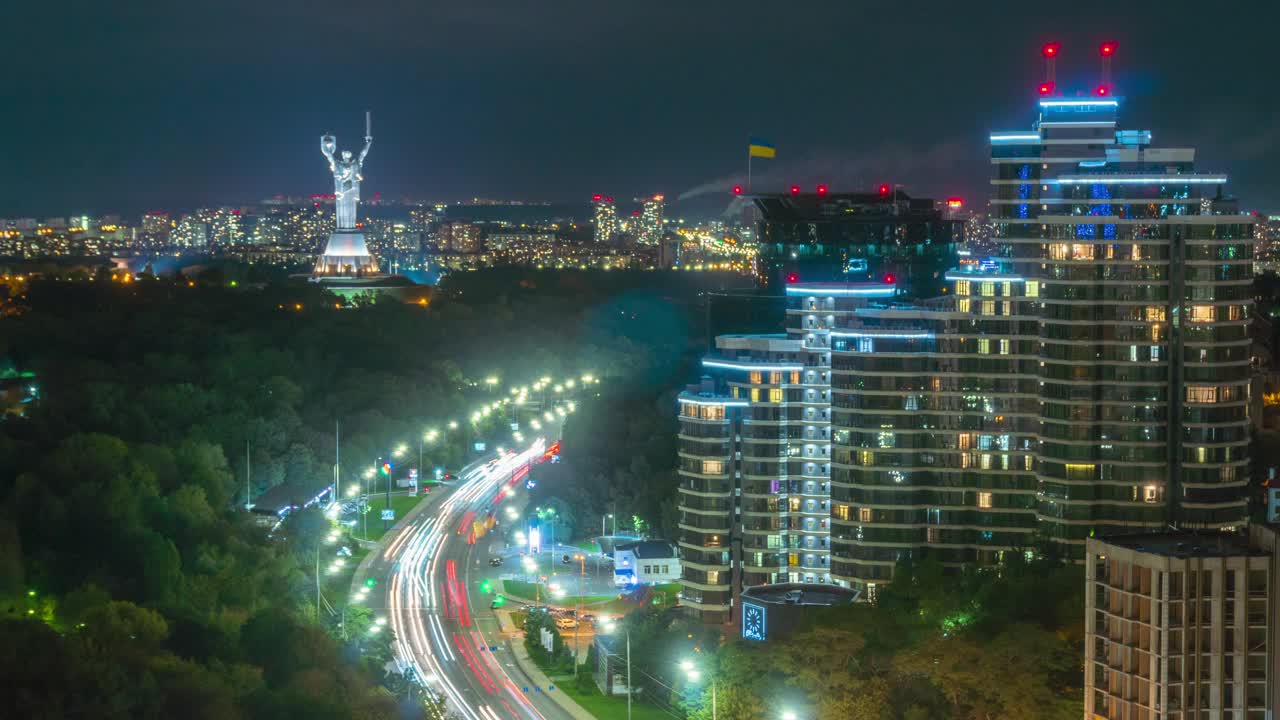 夜晚，基辅祖国纪念碑的空中延时拍摄视频素材