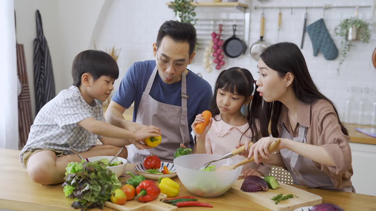 假日一家人在厨房一起做午餐。视频素材