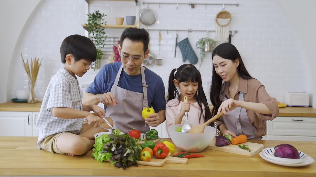 假日一家人在厨房一起做午餐。视频素材