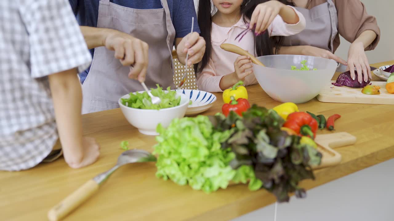 假日一家人在厨房一起做午餐。视频素材