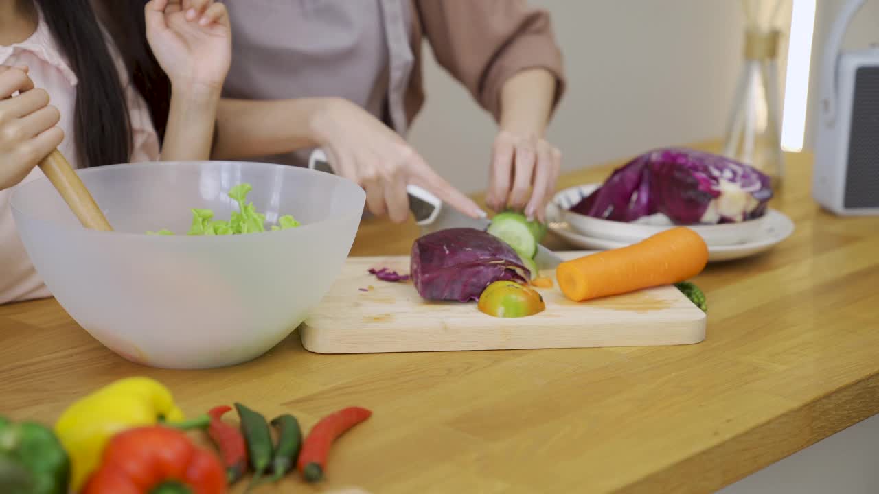 假日一家人在厨房一起做午餐。视频素材